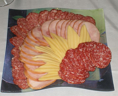 Как красиво разложить нарезку из колбасы и сыра на тарелку фото