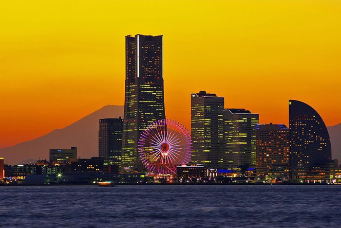 Город Йокогама на фоне Фудзиямы. (700x469, 65Kb)