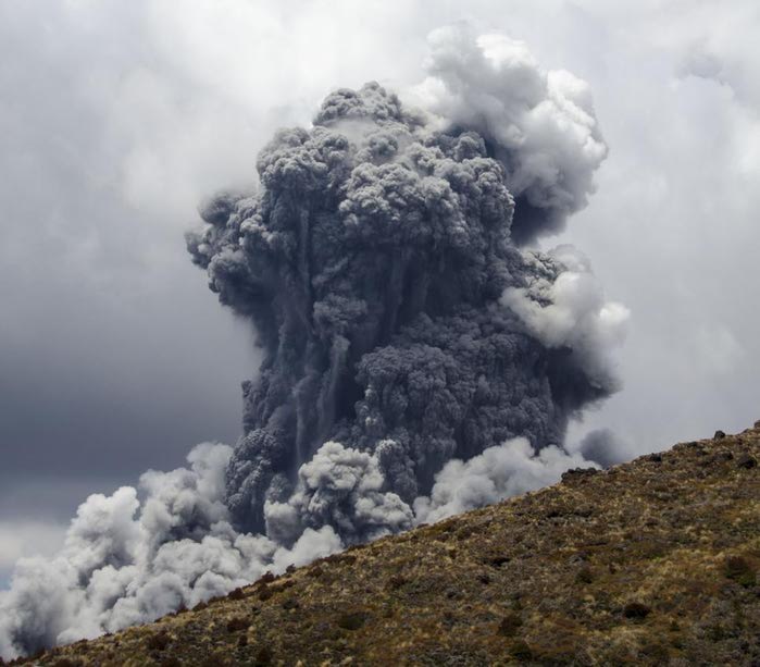 Выброс пепла вулкана в парке Тонгариро