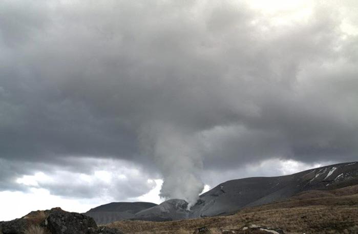Выброс пепла вулкана в парке Тонгариро