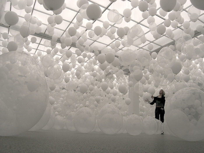 Инсталляция из сотни шариков