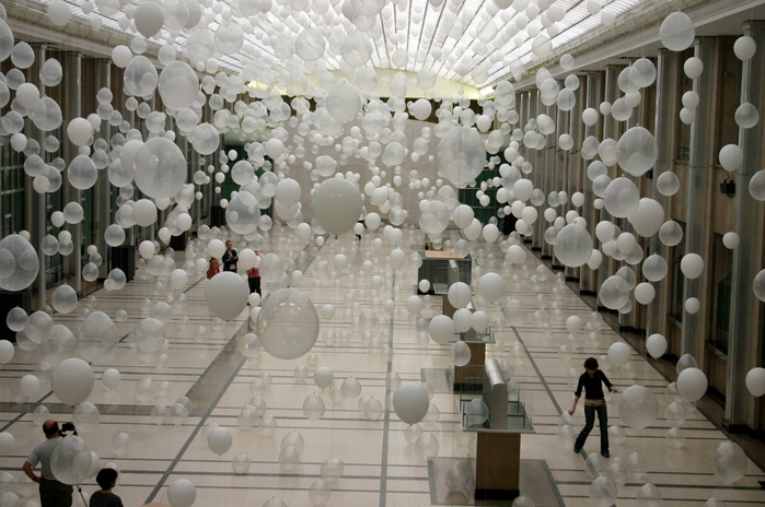 Инсталляция из сотни шариков