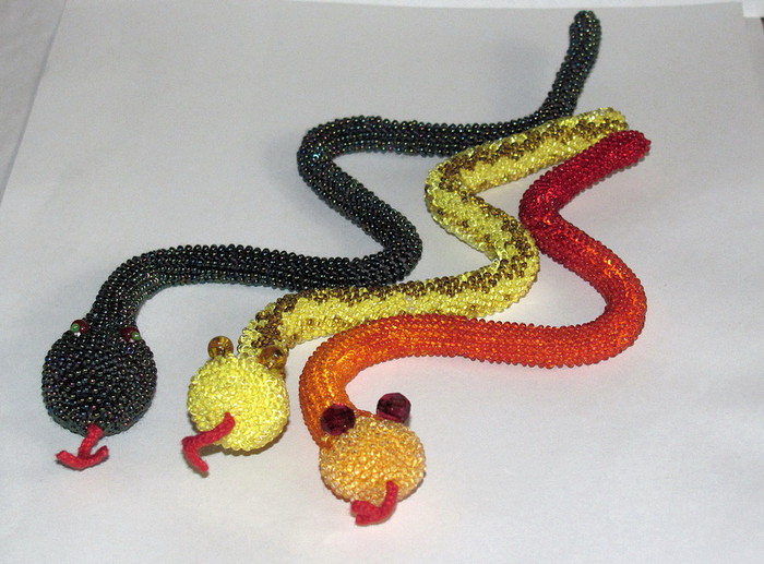 Змейка из бисера креатифф на дому.  В 2013 году по китайскому гороскопу вступит в свои права черная водяная змея...
