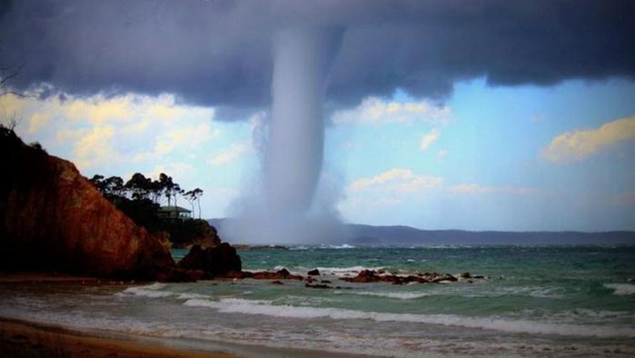 Гигантский водяной смерч у берегов Австралии. Фото и видео