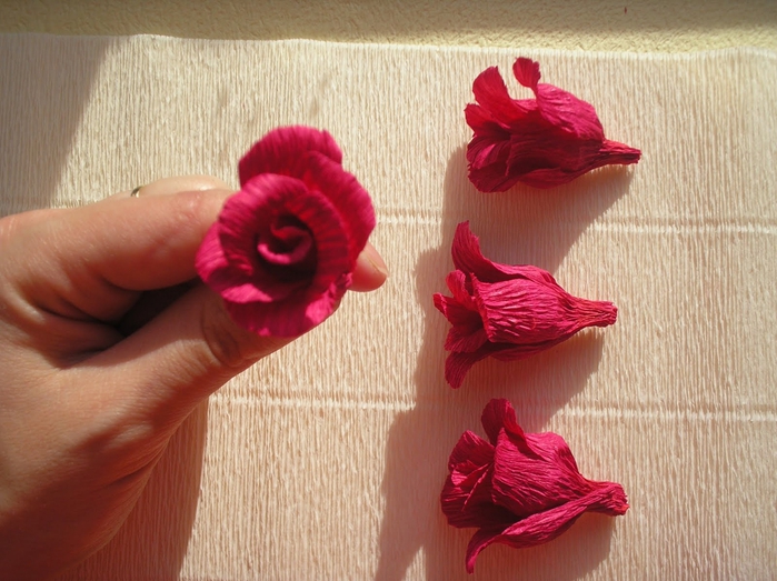 Розы из гофрированной бумаги - Мастер-класс «Роза из гофрированной бумаги с конфетой внутри»