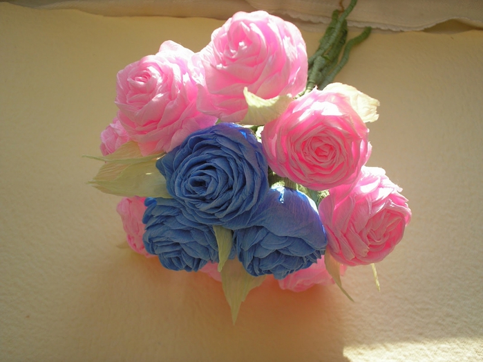 Как сделать розы из гофрированной бумаги дома: пошаговое описание самых ходовых способов