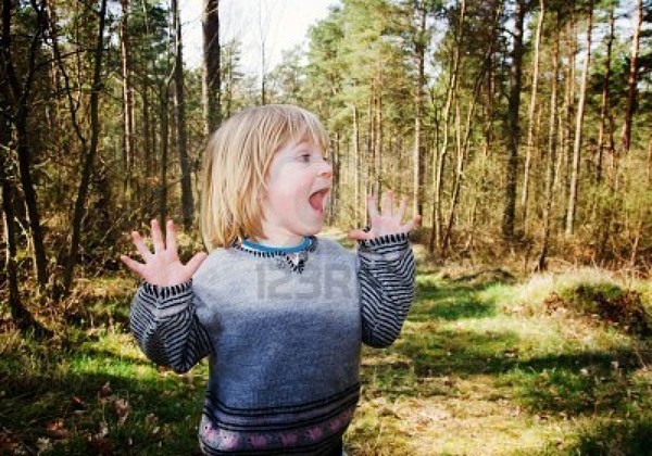 5780204-child-in-forest-looking-scared-or-surprised-boy-in-wood-with-curious-expression (600x420, 107Kb)