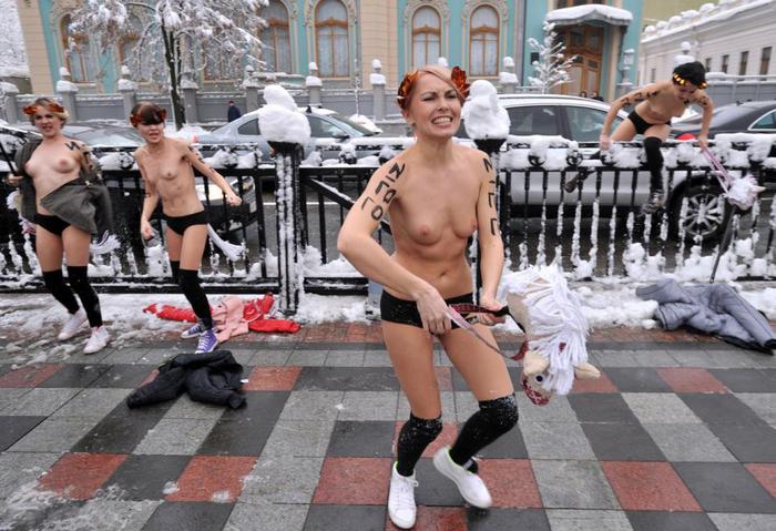 Активистки Femen провели 'вход конем'