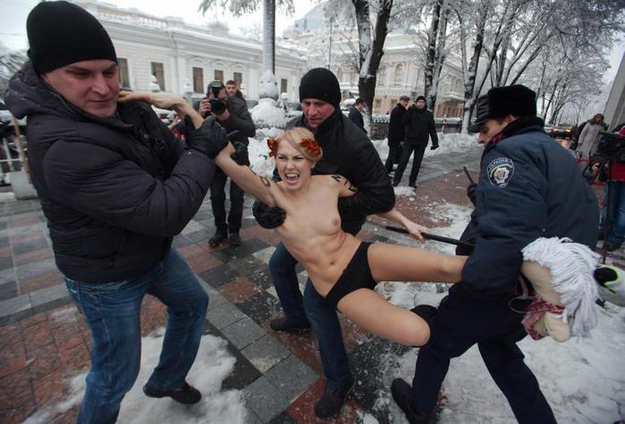 Активистки Femen провели 'вход конем'