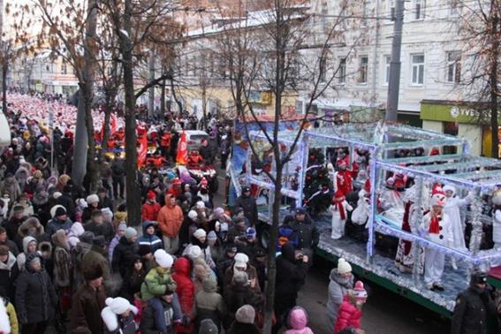 Велопробег Санта-Клаусов в Риме и парад Дедов Морозов в Рыбинске. Фотографии