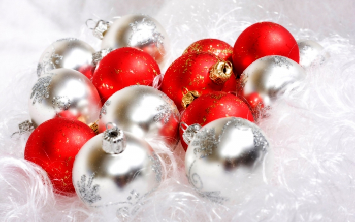 3085196_red_and_white_Christmas_ball_christmas_balls (700x437, 189Kb)