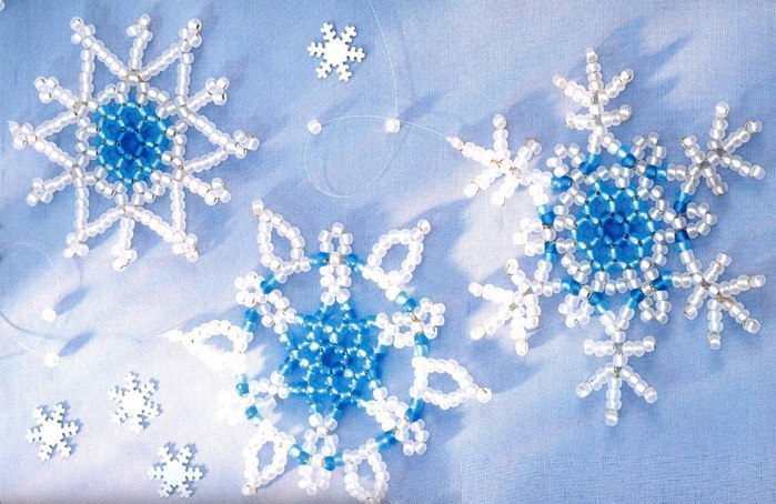Красивые и нежные снежинки для украшения елки под Новый Год.  Используйте белый, голубой и серебристый бисер и...