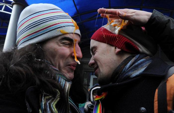 Гей-активистам не дали поцеловаться у Госдумы
