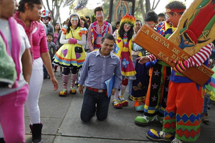 Мексиканские клоуны даже паломничество превратили в цирк