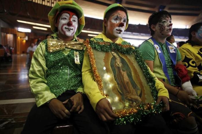Мексиканские клоуны даже паломничество превратили в цирк