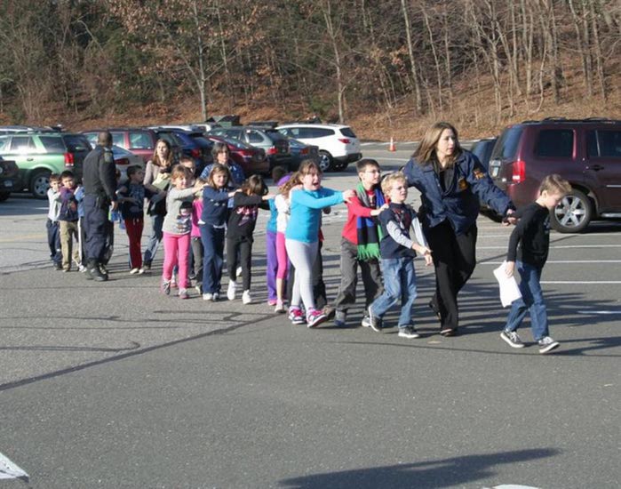 В результате стрельбы в начальной школе в США погибло 26 человек