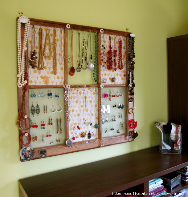 Старые оконные рамы в интерьере. Идеи... 95870209_large_StudioMakeoverWindowFrameJewelry