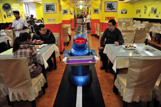 Роботы как персонал китайского ресторана в Харбине, Китай. Фотографии