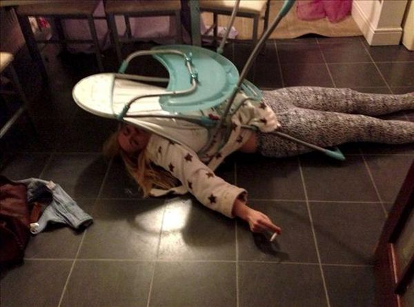 Пьяная мамочка застряла в детском стульчике. Фотографии