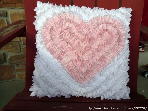Ruffle-Heart-Pillow-Dreaming-of-eternal-love (600x450, 124Kb)