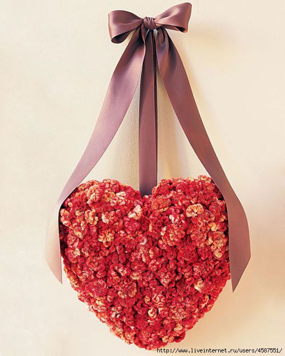 Valentines-Day-Wreath-is-filled-with-scarlet-glee (560x700, 170Kb)