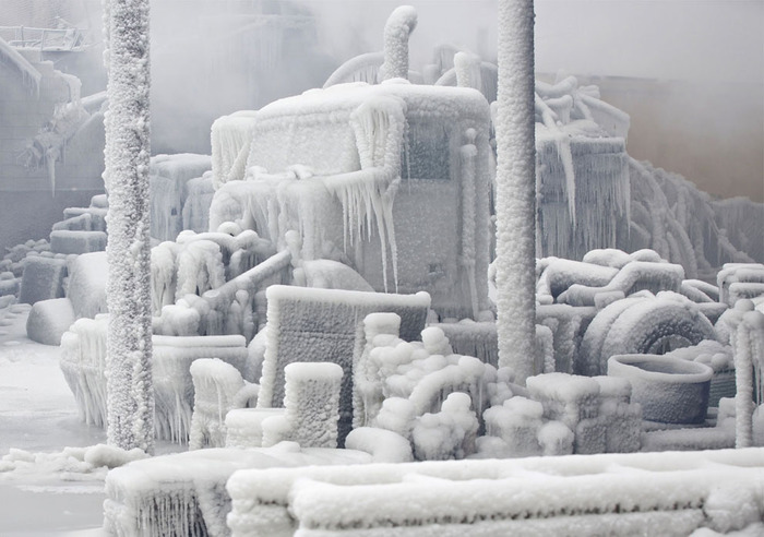 'Ледяной куб' из заброшенного склада в Чикаго