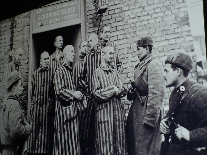 Памяти жертв Холокоста - фото 24