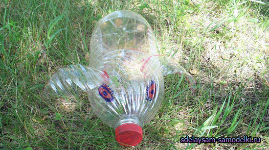 Сделать поросенка из пластиковых бутылок