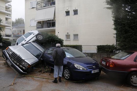Драматическое спасение женщины из автомобиля в Греции Фотографии