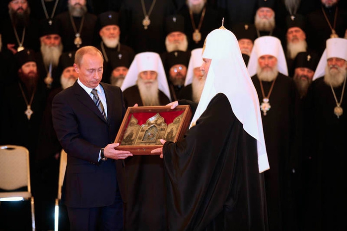 Частица Ризы Господней был передана Владимиром Путиным Его Святейшеству (699x466, 154Kb)