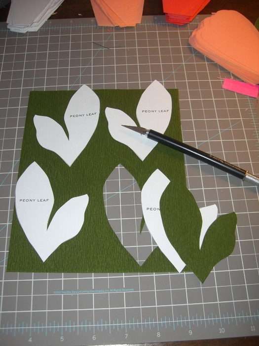 Как сделать листья из гофрированной бумаги для букета из конфет своими руками? Видео мастер-класс