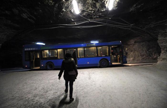 В соляных шахтах в Прайде играют в бадминтон и ездят на автобусах