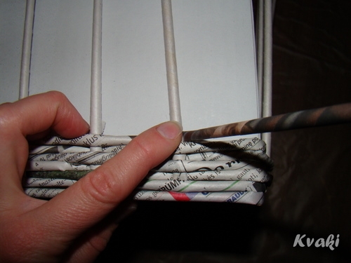 плетение из газет как крутить трубочки (16) (500x375, 96Kb)