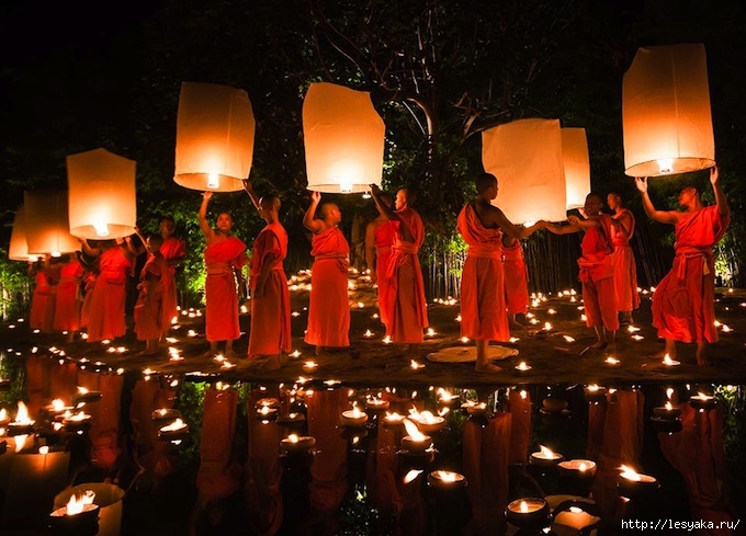 Smithsonian-photo-contest-travel-monks-lanterns-thailand-daniel-nahabedian (680x489, 240Kb)