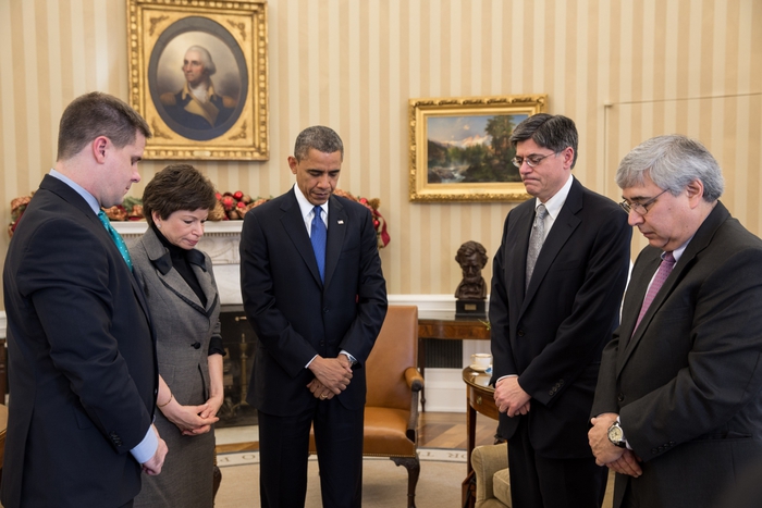2447247_Minute_of_silence_at_White_House_for_Sandy_Hook_school_shooting (700x467, 216Kb)