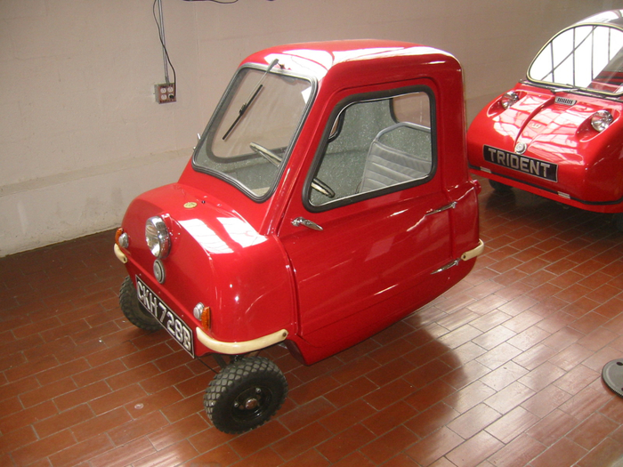 1965_Peel_P50,_The_World's_Smallest_Car_(Lane_Motor_Museum) (700x525, 446Kb)