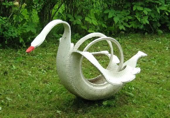 Лебеди улетели: в России запретили садовые украшения из покрышек