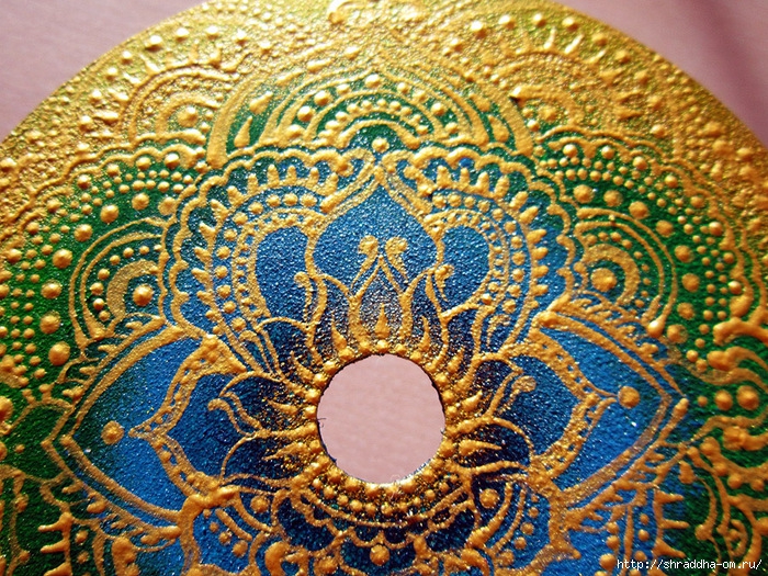 Золотое на зеленом, мандала на CD, автор Shraddha, 4 (700x525, 496Kb)