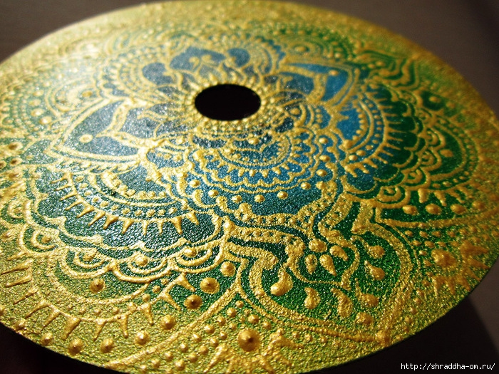 Золотое на зеленом, мандала на CD, автор Shraddha, 6 (700x525, 440Kb)