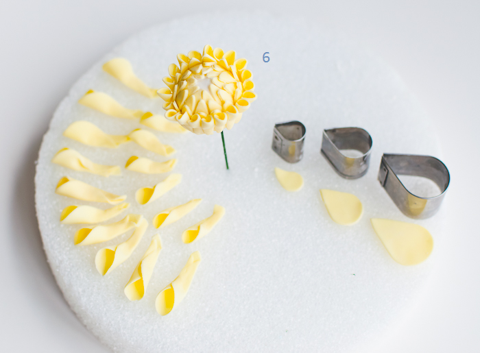 Хризантемы и георгины из сахарной мастики для украшения торта (2) (700x515, 414Kb)