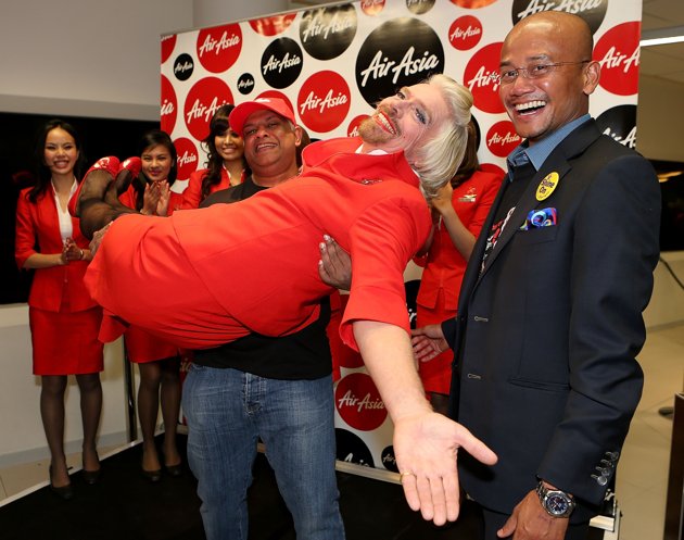 stewardess-richard-branson-serves-passengers-20130511-174906-744 (630x497, 66Kb)