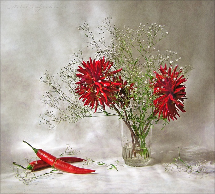 Натюрморт Красные цветы 1301800 (700x633, 191Kb)