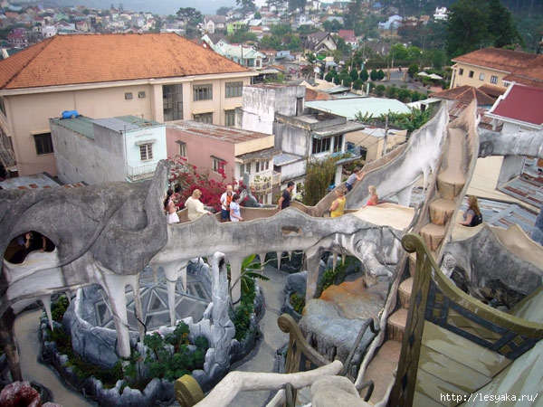 Crazy-House-in-Dalat-a-bridge-between-the-houses-and-the-views-of-the-surrounding-city (600x450, 229Kb)
