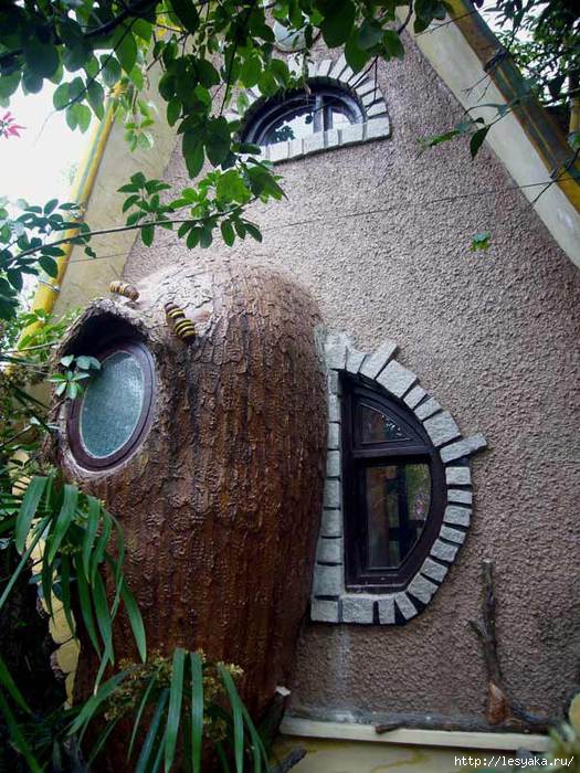 House-bees-in-a-crazy-house-in-Dalat (525x700, 249Kb)