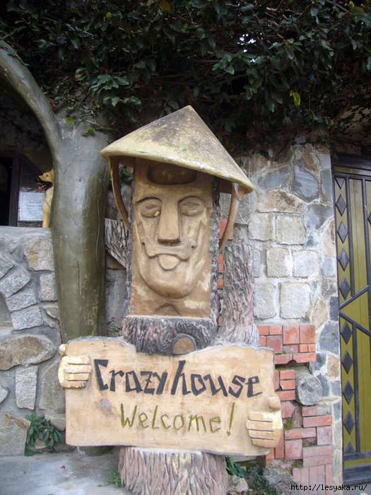 Statue-in-front-of-the-Crazy-House-in-Dalat (525x700, 188Kb)