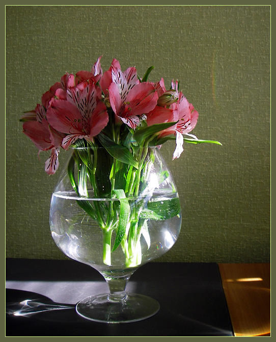 Натюрморт цветок и бокал для моих друзей 70633425_A6 (542x672, 178Kb)