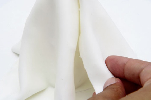 Жених с невестой для свадебного торта. Лепка из сахарной мастики (23) (572x380, 24Kb)