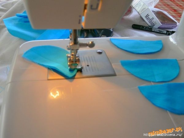 Мастер-класс по созданию цветочков из ткани для украшения детской одежды (4) (600x450, 93Kb)
