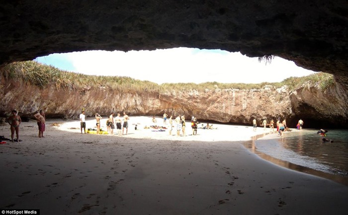 Уютный пляж в Мексике на месте взрыва бомбы (фотографии)