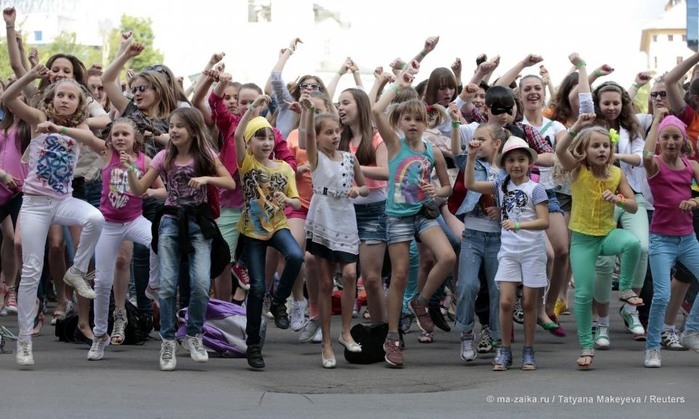 Тысячи людей станцевали Gangnam Style в честь приезда Psy в Москву